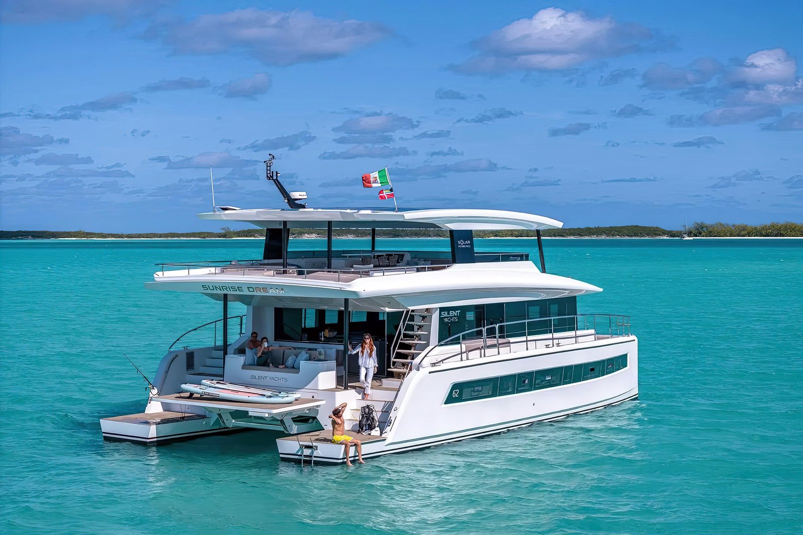Silent 62 — catamaran solaire au mouillage